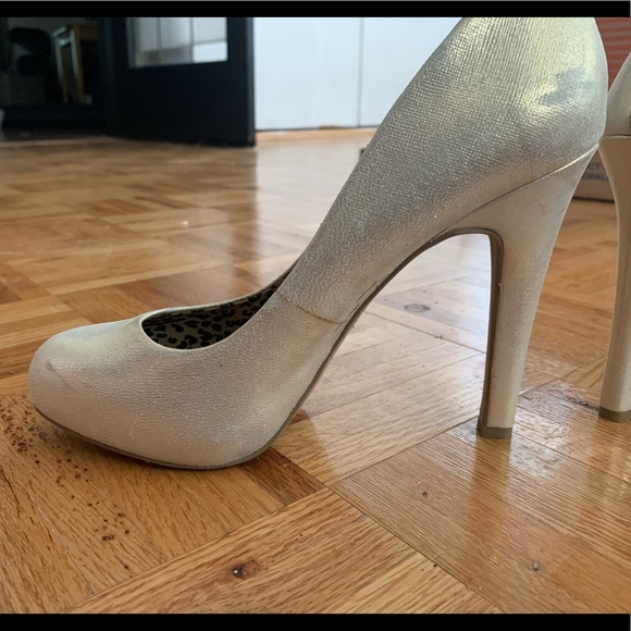 Gold Jessica Simpson Heels - Picture 3 of 8